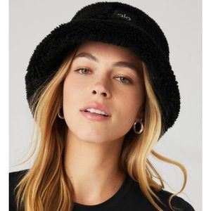 NWT - Alo Yoga Sherpa Bucket Hat Black